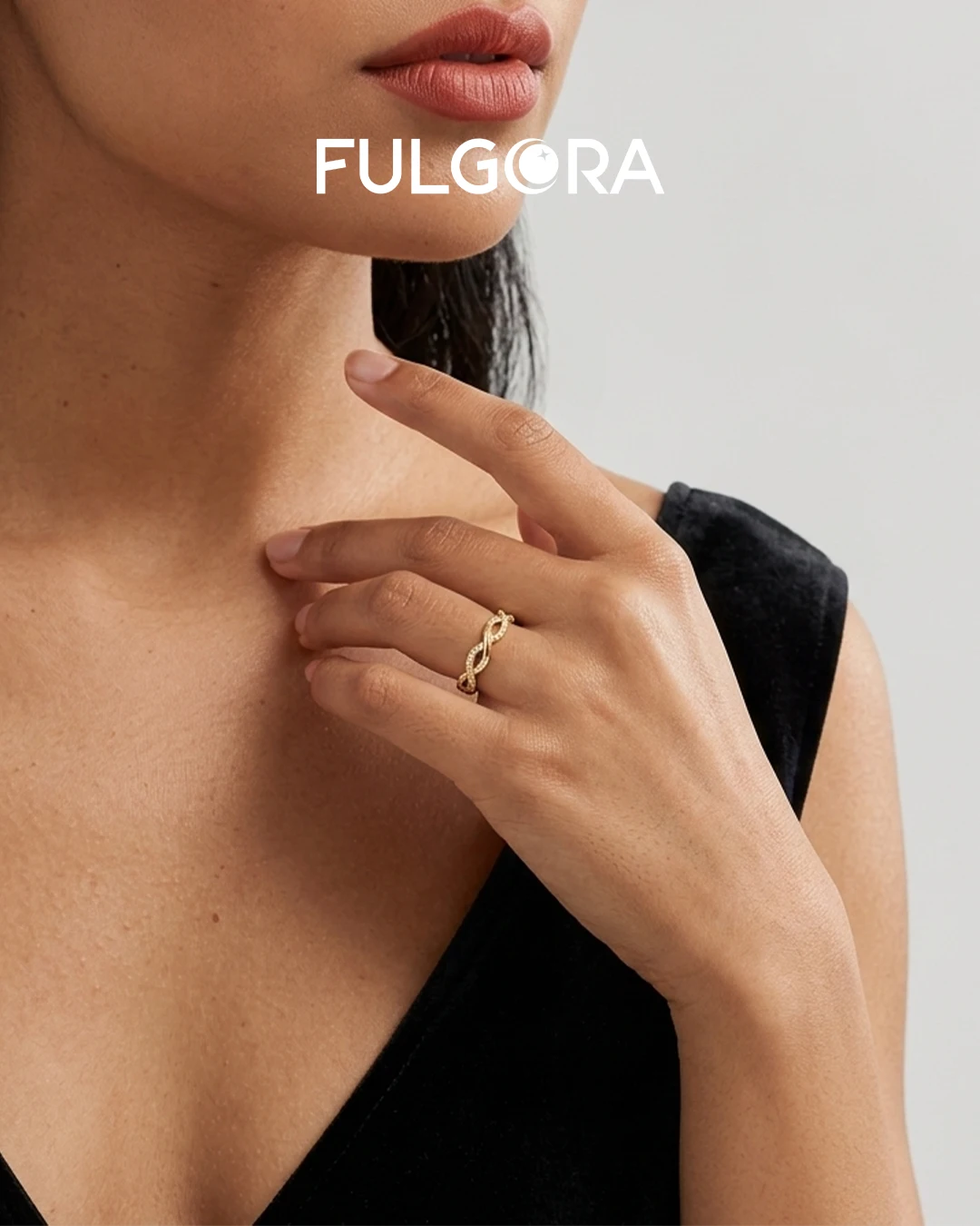 Anillo de espiral envolvente con circonita cúbica bañado en oro