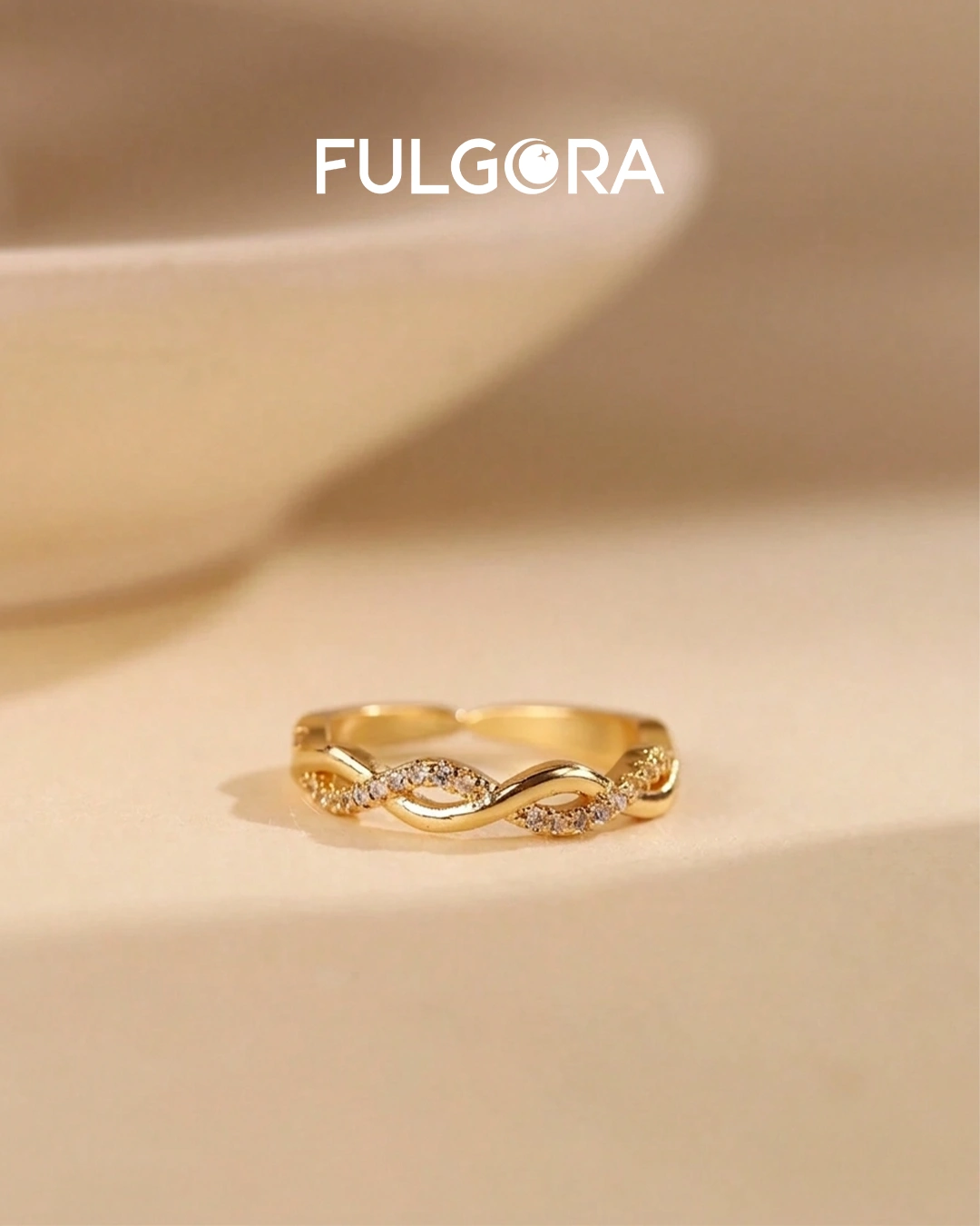 Anillo de espiral envolvente con circonita cúbica bañado en oro