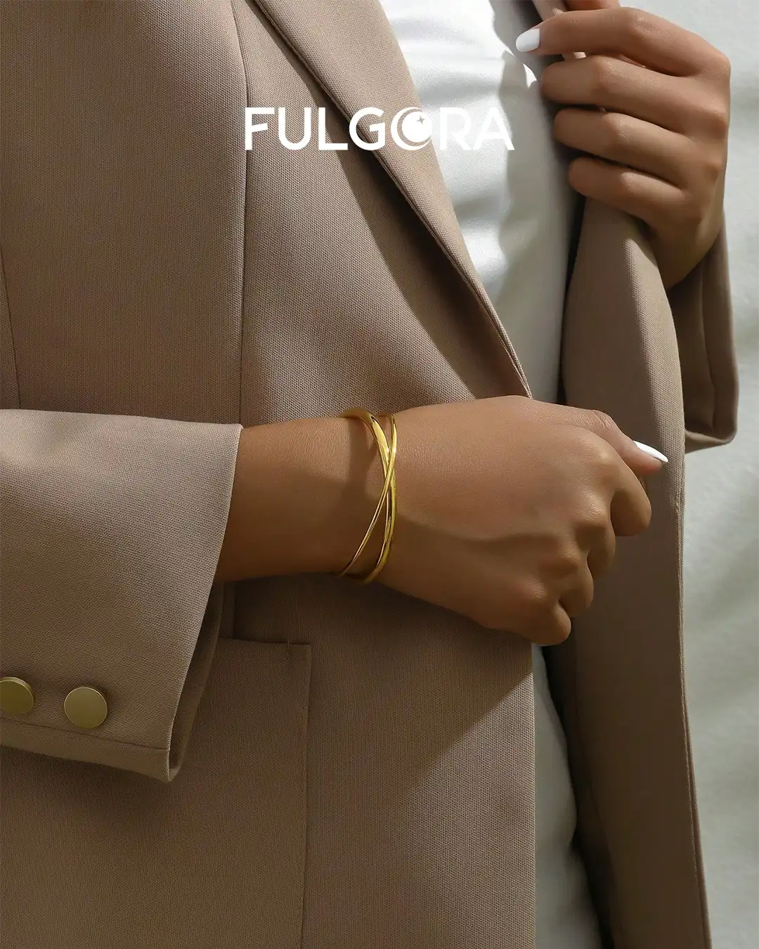 Pulsera de acero inoxidable chapada en oro de 18K con diseño cruzado