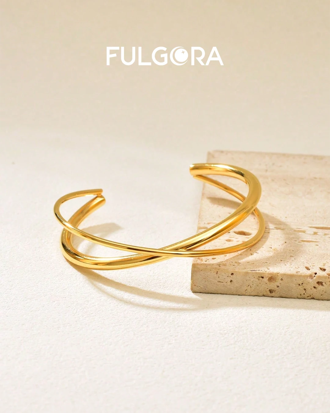 Pulsera de acero inoxidable chapada en oro de 18K con diseño cruzado