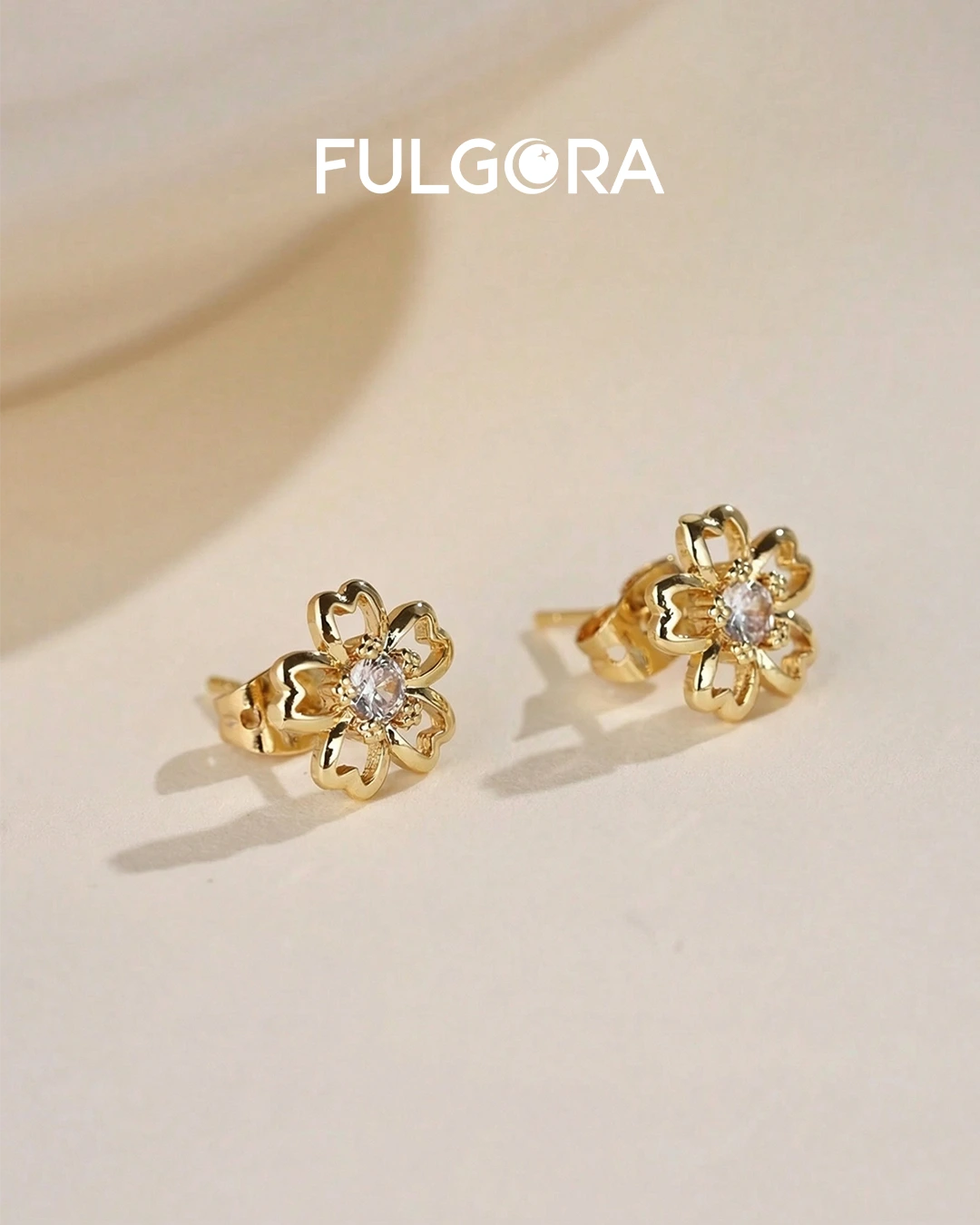 Pendientes Flor de Cerezo con Circonita Cúbica Chapados en Oro 18K