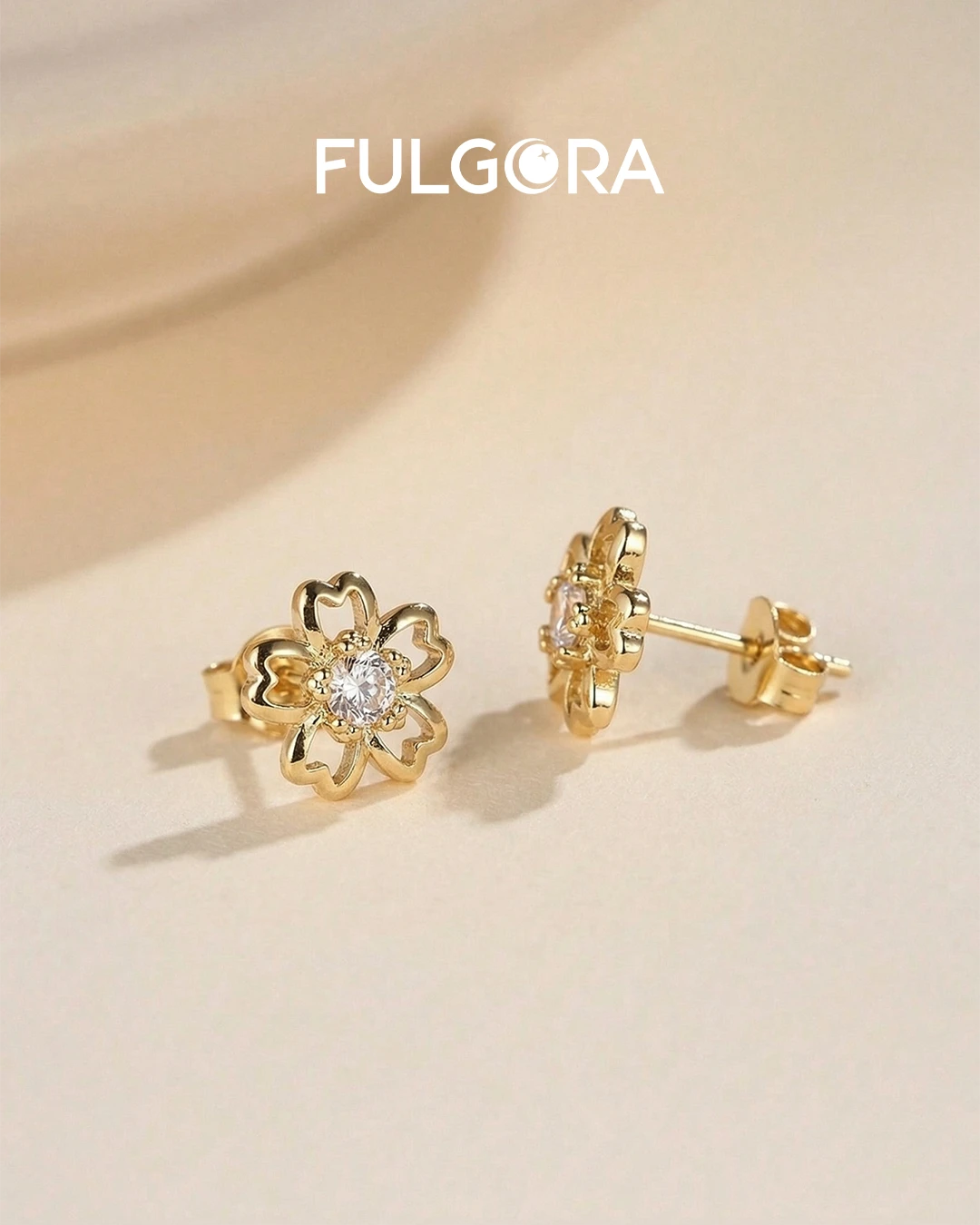 Pendientes Flor de Cerezo con Circonita Cúbica Chapados en Oro 18K