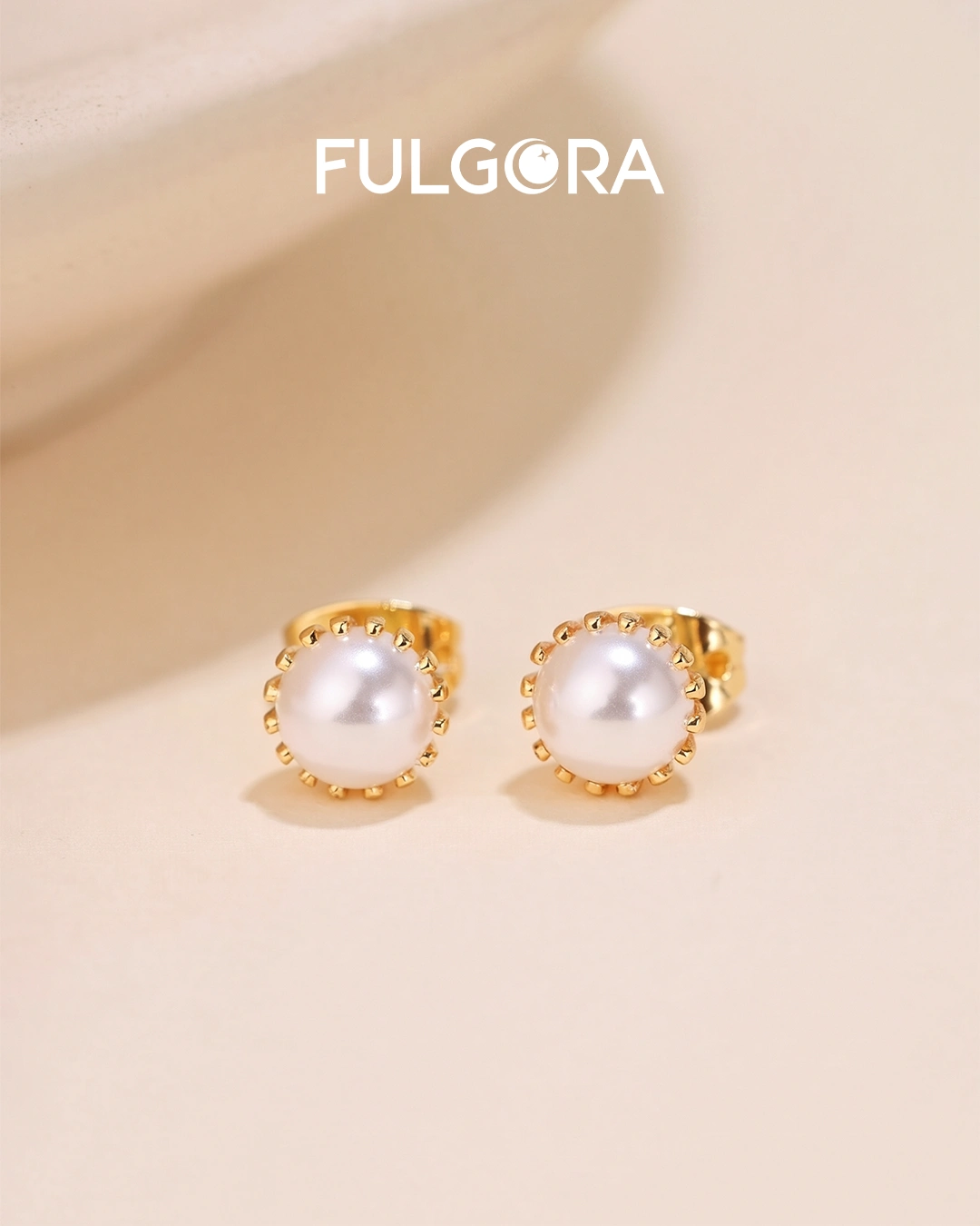 Pendientes Clásicos de Perla - Oro y Diseño Escamado