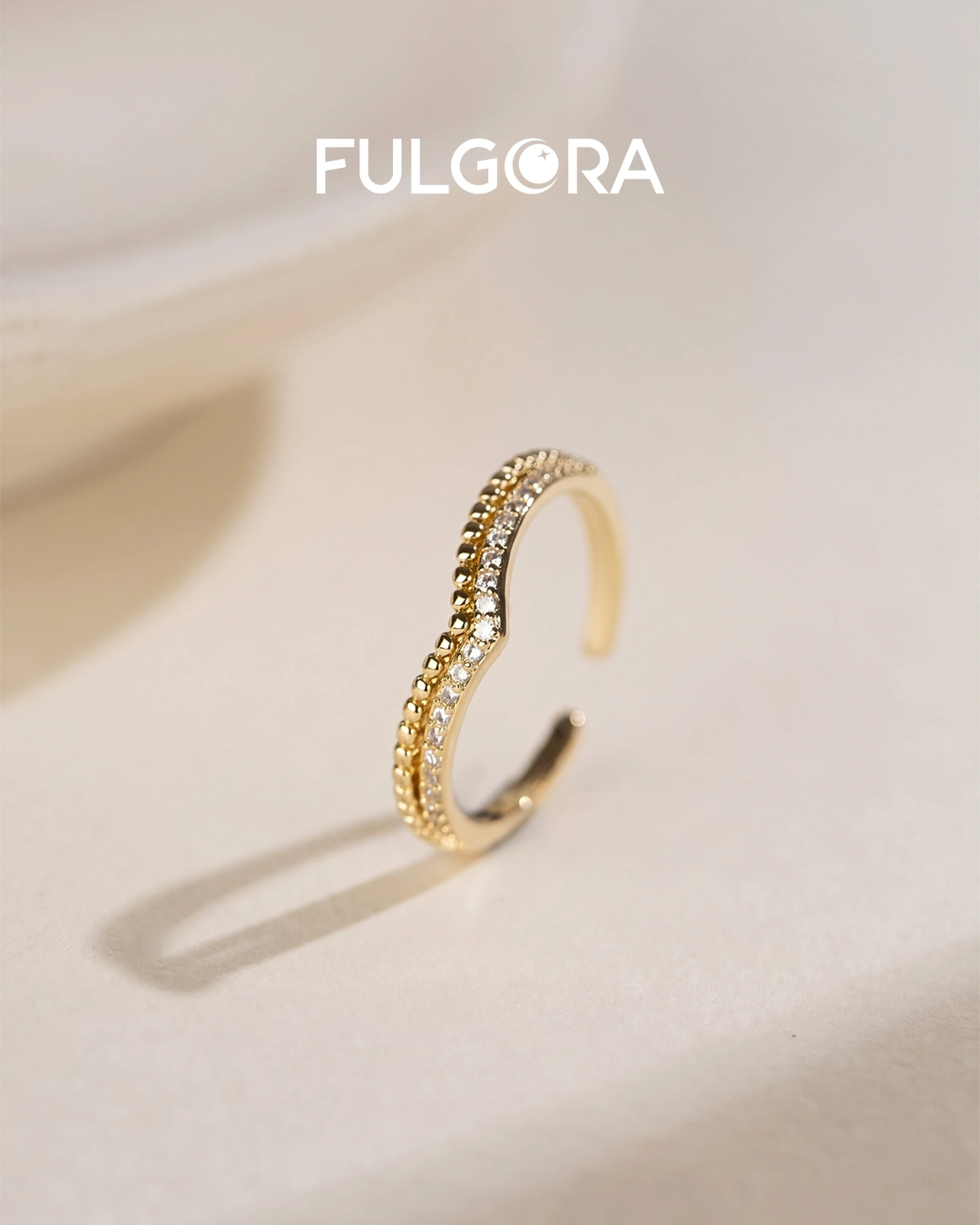 Anillo Minimalista Ondulado - Oro y Circonitas