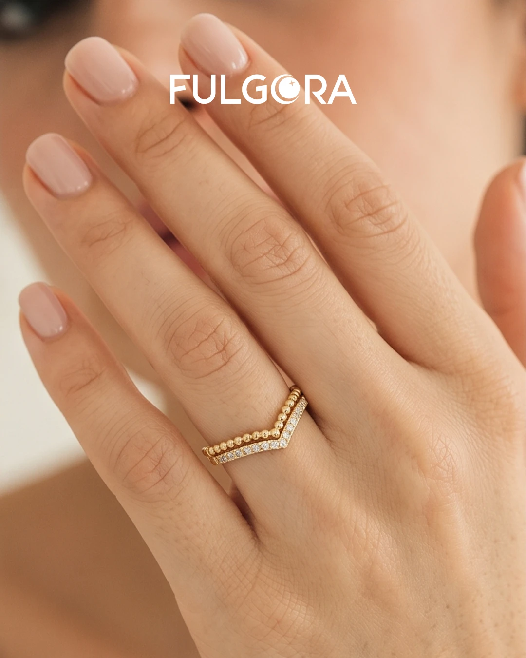 Anillo Minimalista Ondulado - Oro y Circonitas