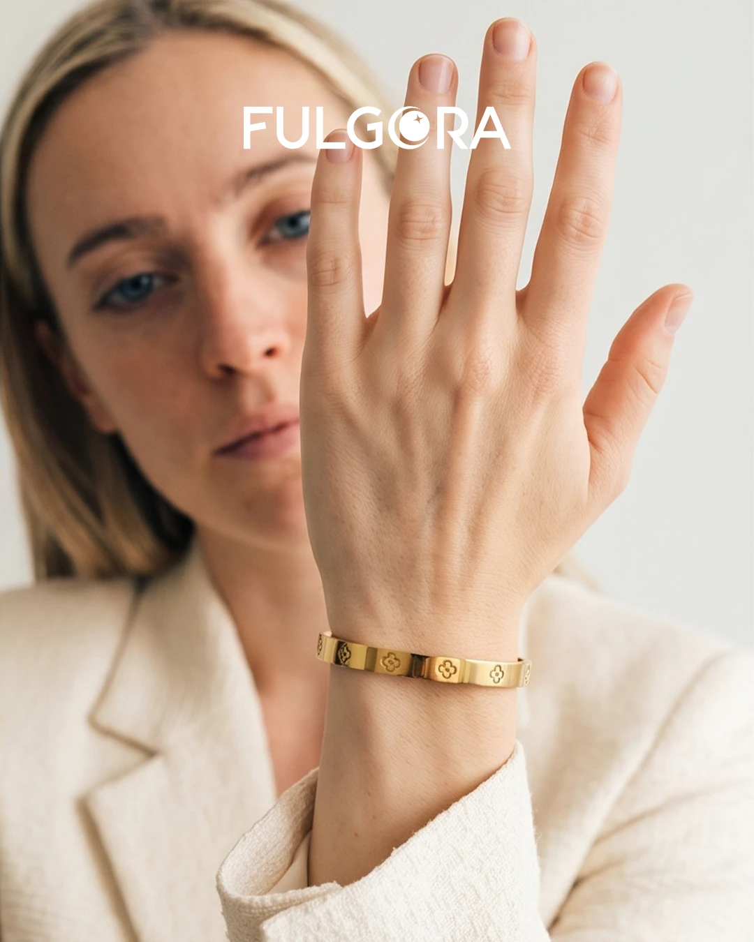 Brazalete Elegante de Presión - Diseño Trébol y Oro
